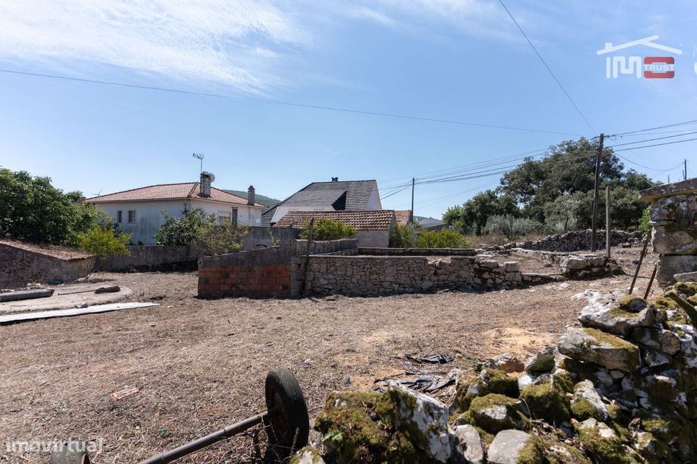 Moradia T3 para Restauro em Alqueidão da Serra