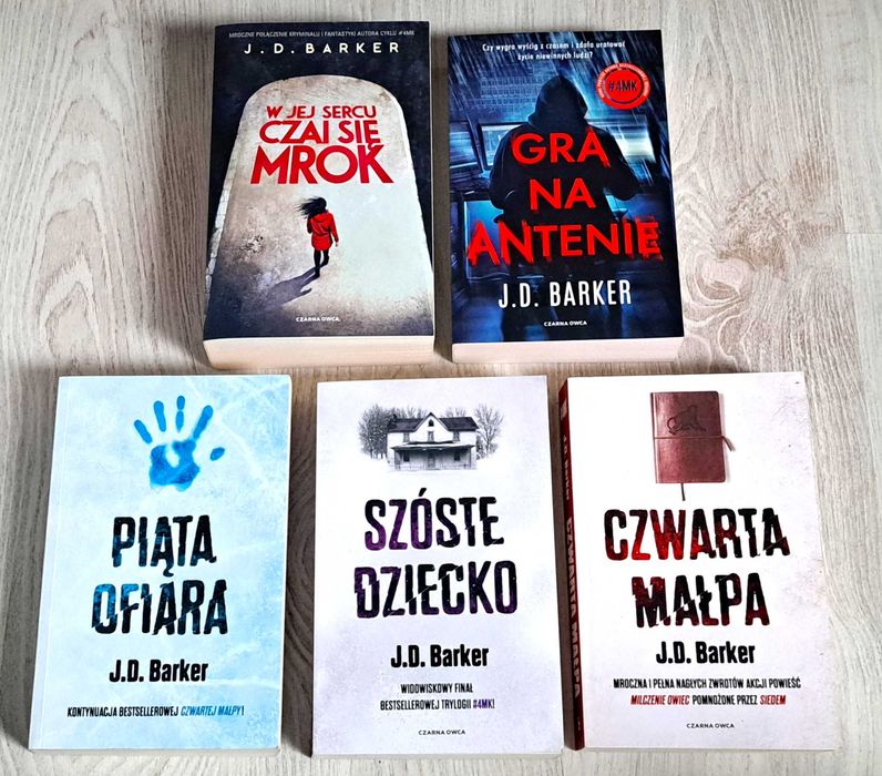 J. D.Barker Czwarta małpa Piąta ofiara Szóste dziecko W jej sercu Gra