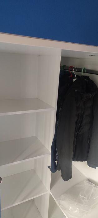 Дитяча стінка: стіл, ліжко, шафа.