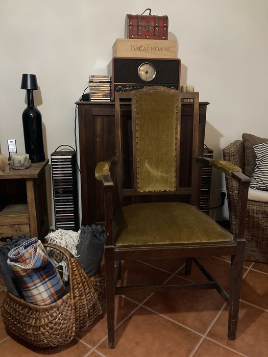 Cadeirão de braços antigo