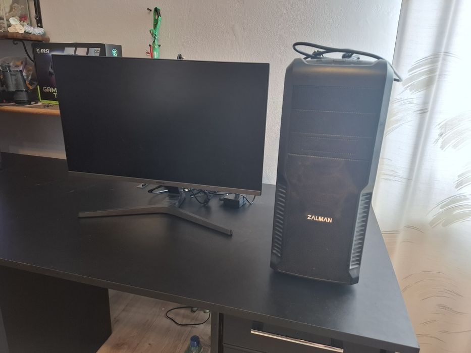Komputer z monitorem