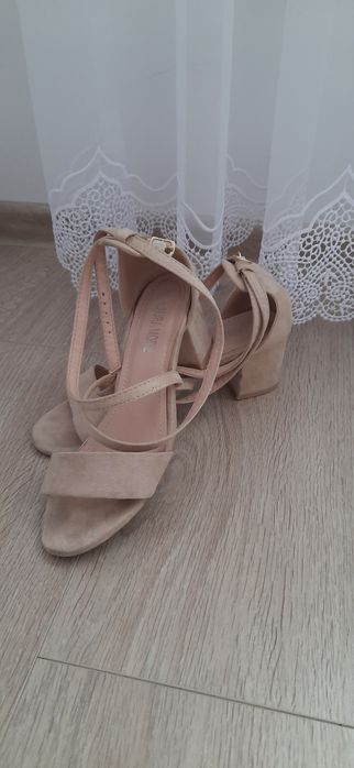 Sandały beżowe  39