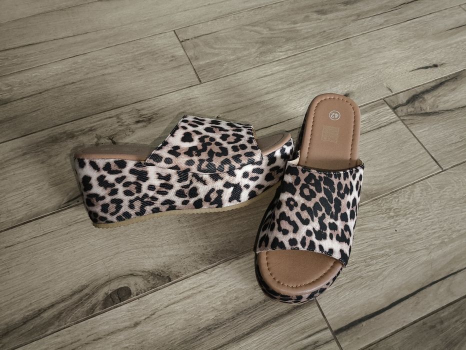 Klapki na koturnie w panterkę 41 nowe