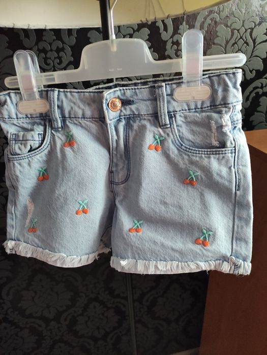 Spodenki jeansowe w wisienki