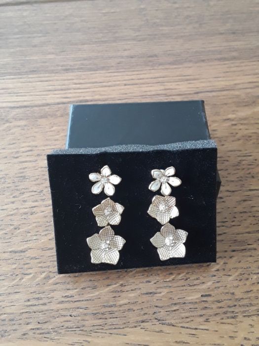 Conjunto de brincos dourado