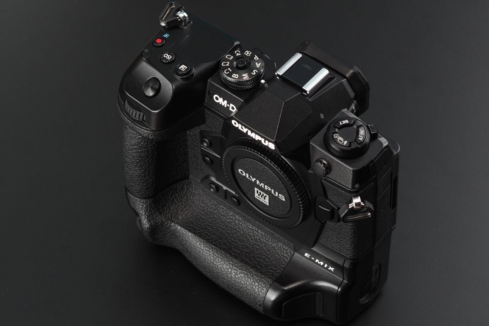 Olympus OM-D E-M1X, super stan, dodatki