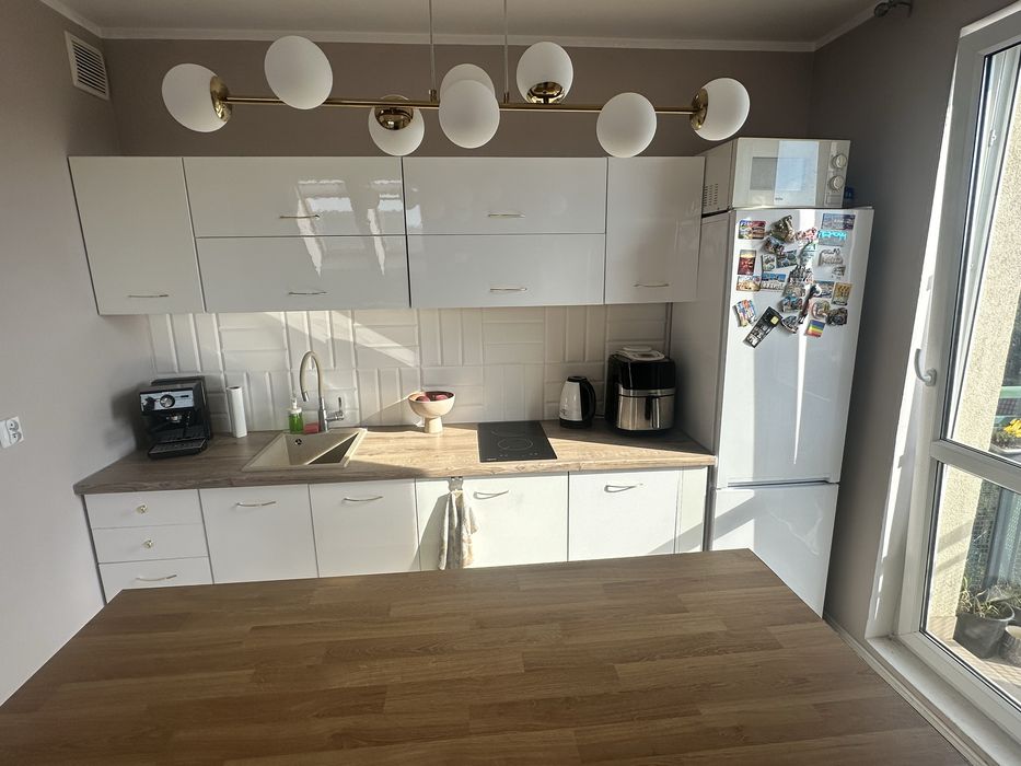 Rezerwacja Zestaw mebli kuchennych biały połysk z blatem i zlewem