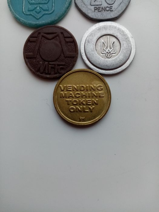 Житони різного типу.