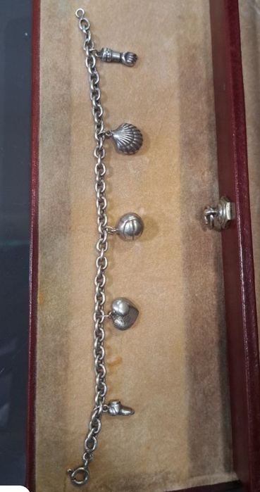 Pulseira  em prata maciça.