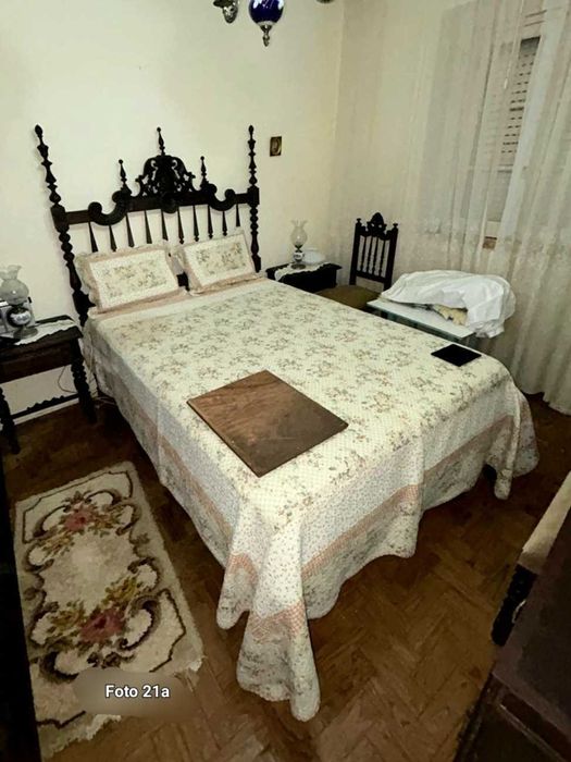 Mobiliário de quarto antigo em madeira escura, bom estado.