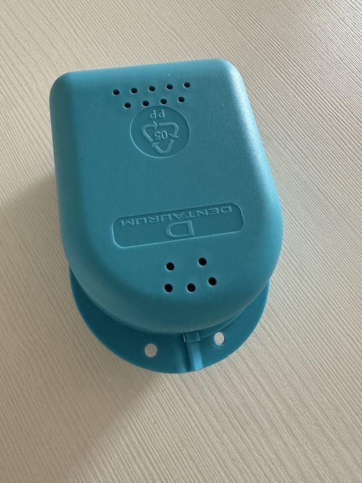 Niebieskie pudełko na aparat ortodontyczny