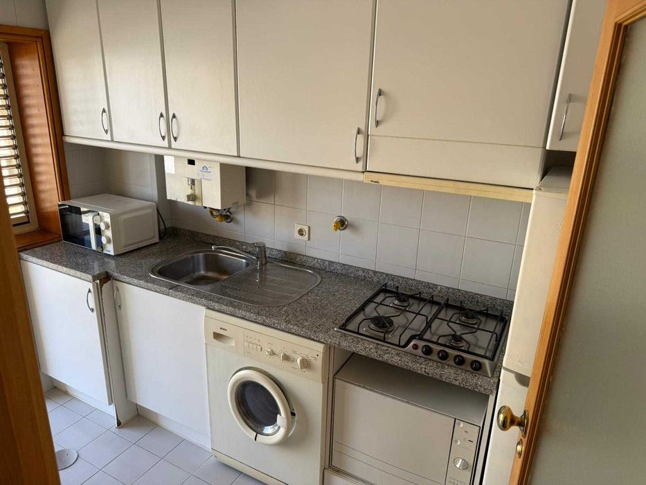 Arrendamento de apartamento T1 na Rua de Camões, junto ao Metro da Trindade, centro do Porto