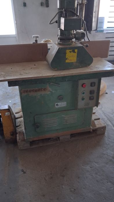 Frezarka dolnowrzecionowa z uchylnym wrzecionem