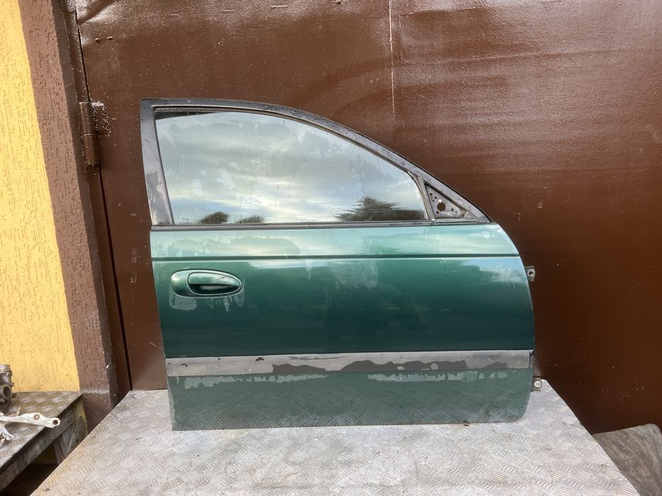 Стекло дверь правая Toyota avensis t22 год 2001 авенсис т22