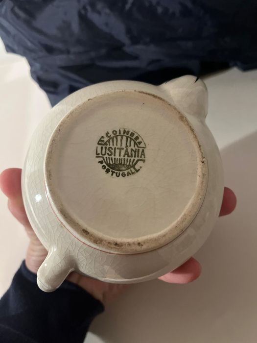 Bule da Fábrica Lusitânia, de Coimbra, cerâmica de qualidade