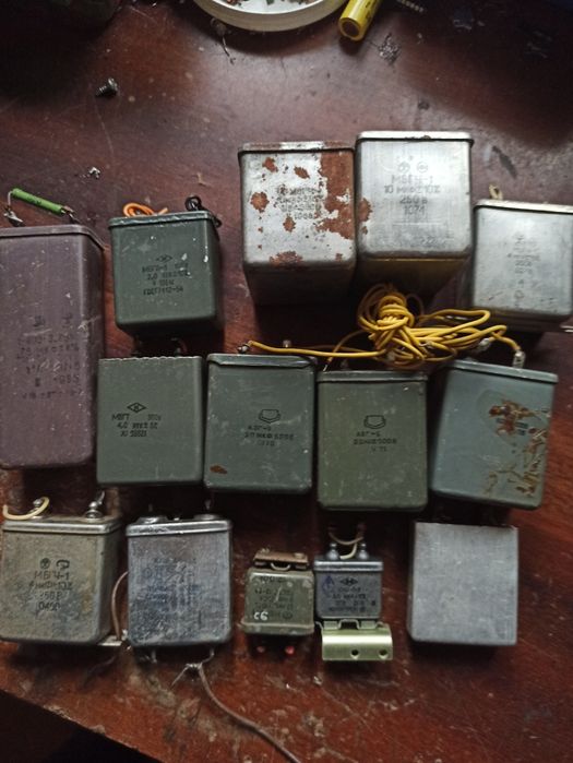 Конденсаторы разные.