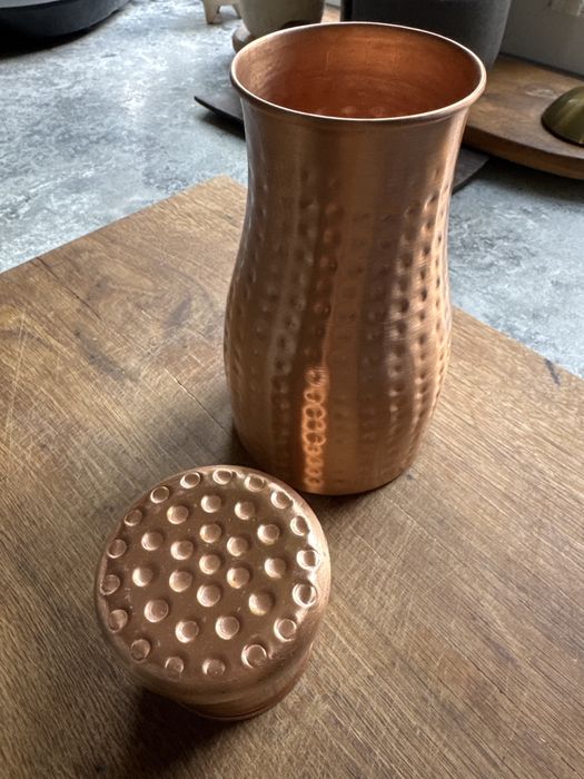 Miedziana butelka karafka z kubkiem