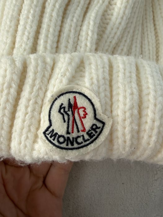 Czapka zimowa Moncler biała z pomponem