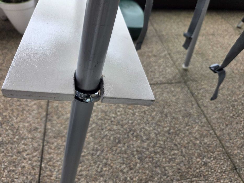 cadeira bebe IKEA com tabuleiro e suporte para pés