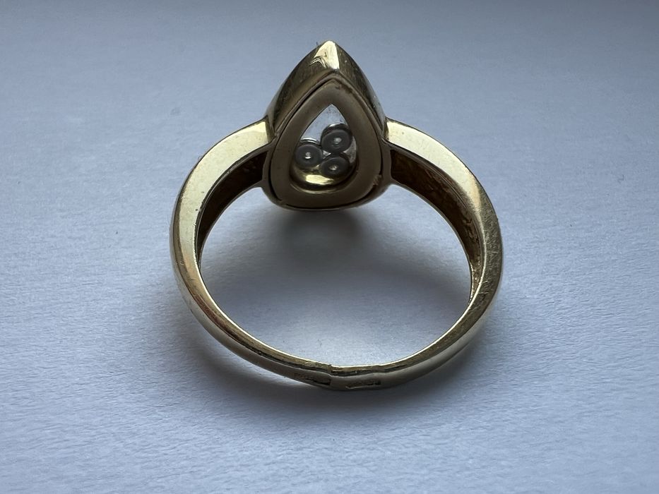 Золоте кільце з плаваючими діамантами