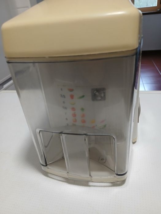 Maquina de fazer sumos e polpas e ainda retira cascas da fruta Molinex