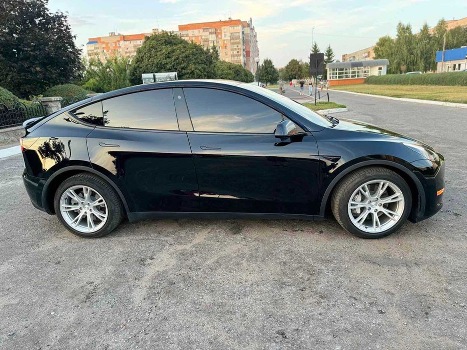 Продам  Тесла Y 2021 року