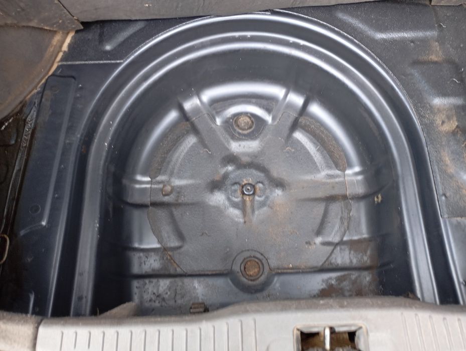 Тойота авенсіс,1.6, бензин