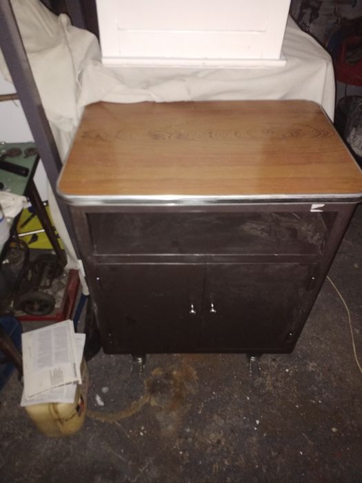 Armário em ferro com rodas