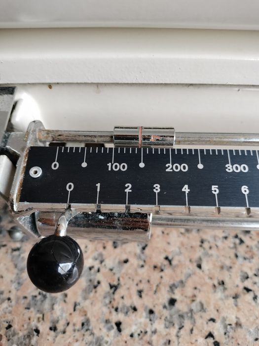 Balança profissional para pesar bebés antiga