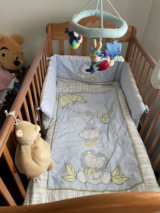 Cama de grades com resguardo e edredão