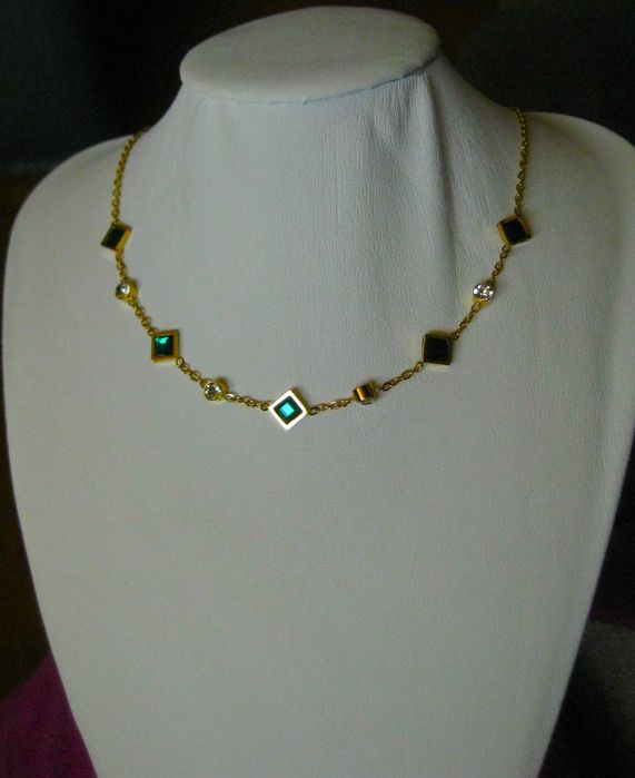 Colar Aço Dourado c/ Pedras Verdes NOVO