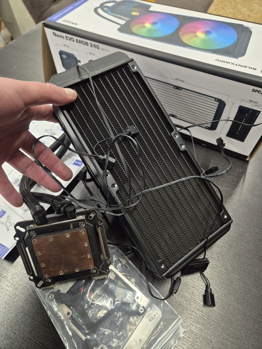 SilentumPC Navis Evo ARGB 240 w pełni sprawny