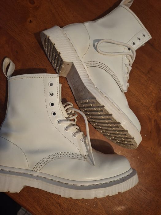 Oryginalne glany Dr Martens białe