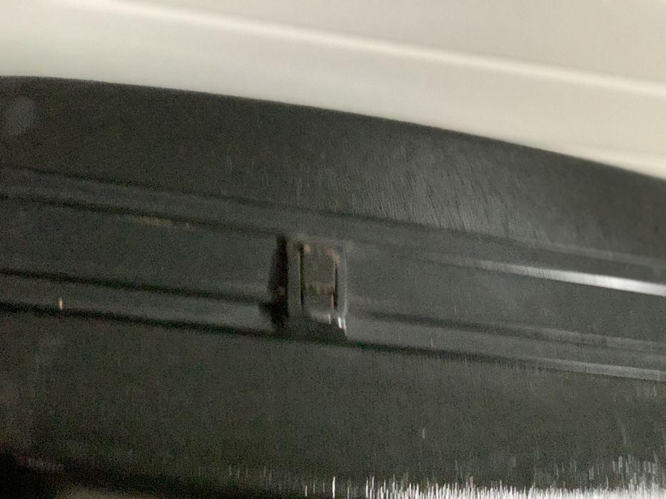 Durable suitcase. Quite old, no lock, with 2 wheels and a handle64297678487041121