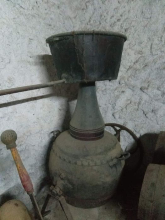 Alquitarra  (tipo de alambique) em  cobre
