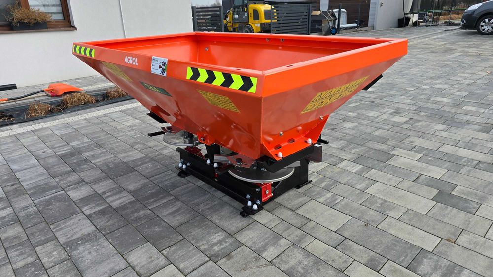 Rozsiewacz nawozów dwutarczowy różne pojemności hydraulika i plandeka