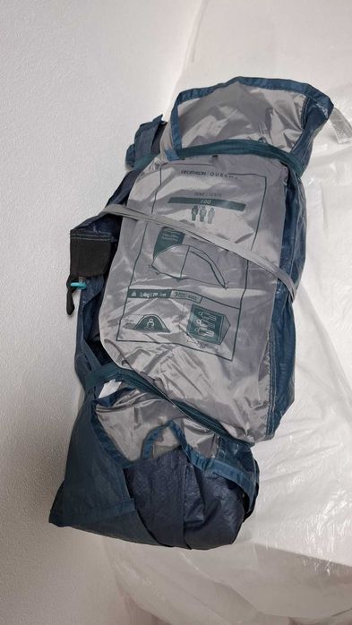 Tenda e colchão de campismo