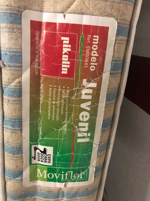 Cama elevatória e mesinha de cabeceira