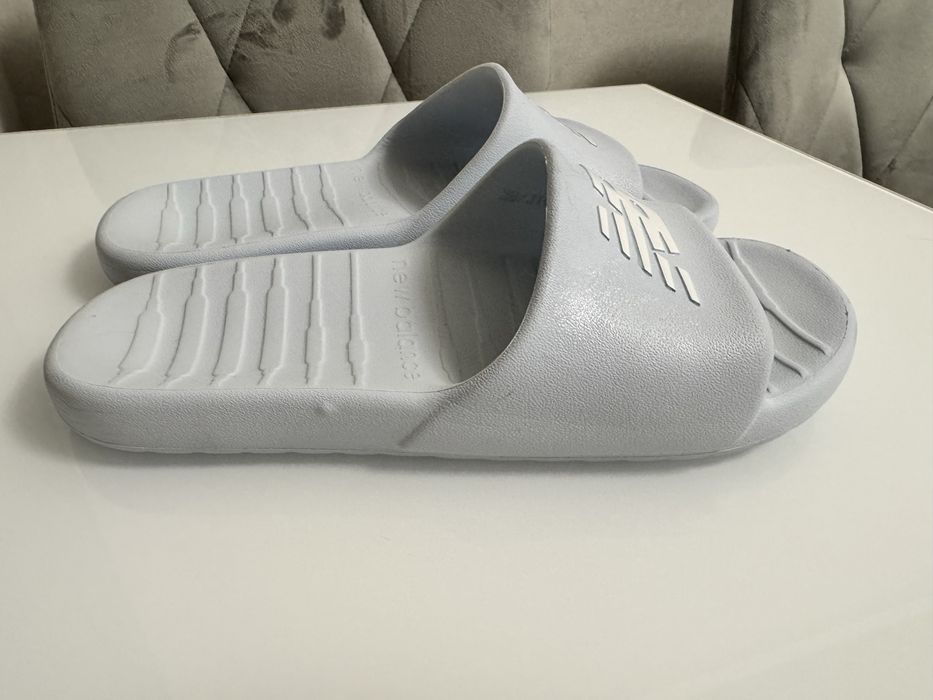 Тапочки unisex New Balance 100