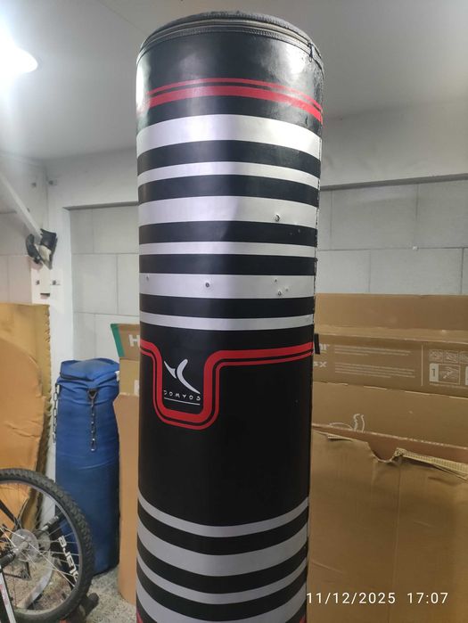 Saco de pancada com pé