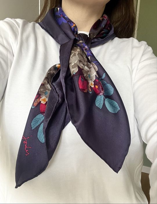 Elegancka apaszka chustka w kwiaty