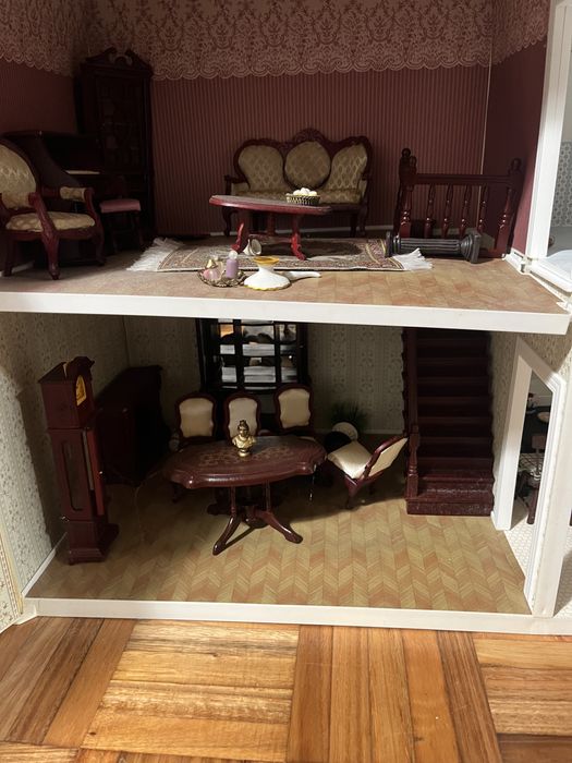 Casa de bonecas com mobília