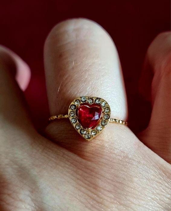 Anel dourado, em aço, coração vermelho rodeado de zirconias. Ajustável