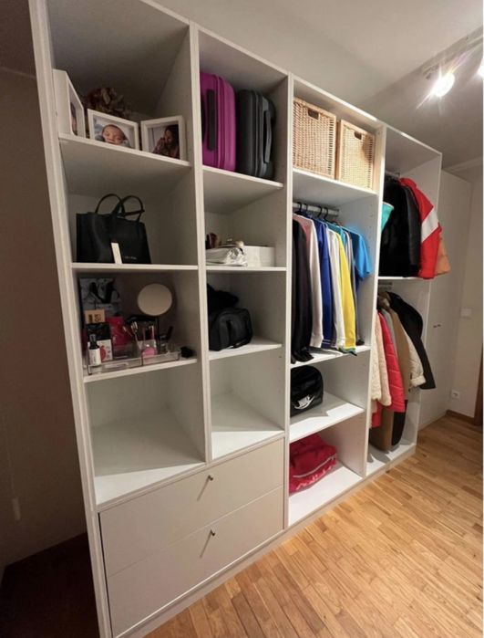 Closet branco aberto de 2 módulos