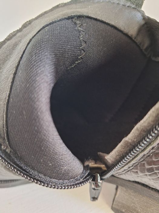 Botas cor preto de salto.