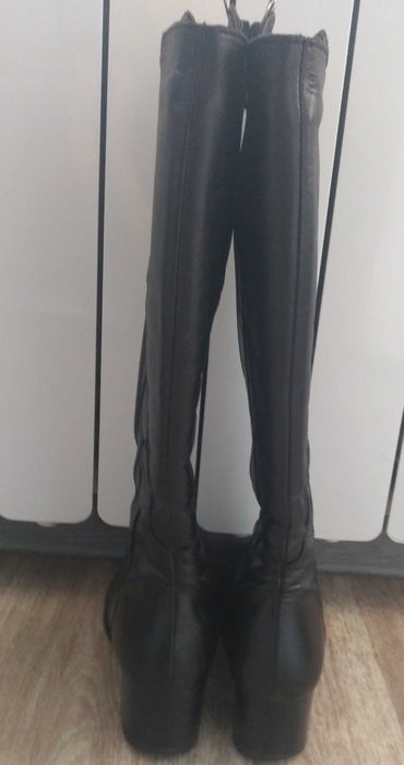 Зимние кожаные высокие сапоги Размер 36 Состояние лёгкое б/у