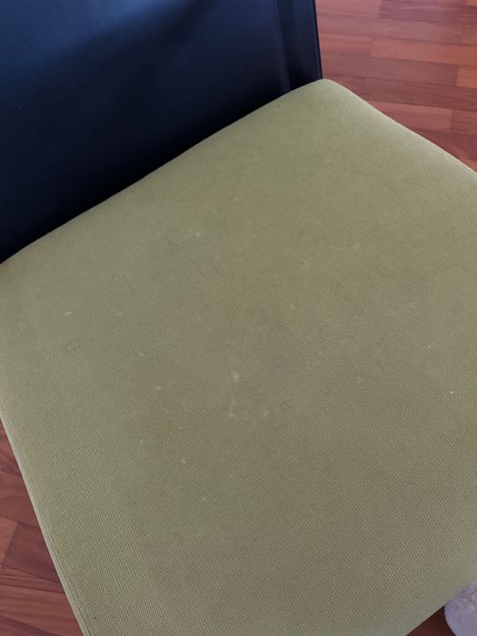 Par de cadeirões modernos — assento verde e encosto em couro preto