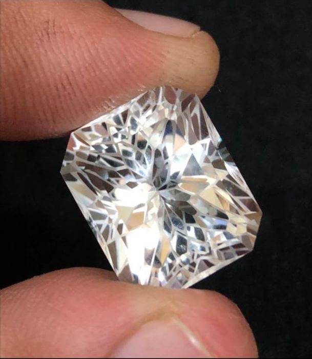 Quartzo Natural 21 Cts - Lapidação "Flor" - Gema Gigante