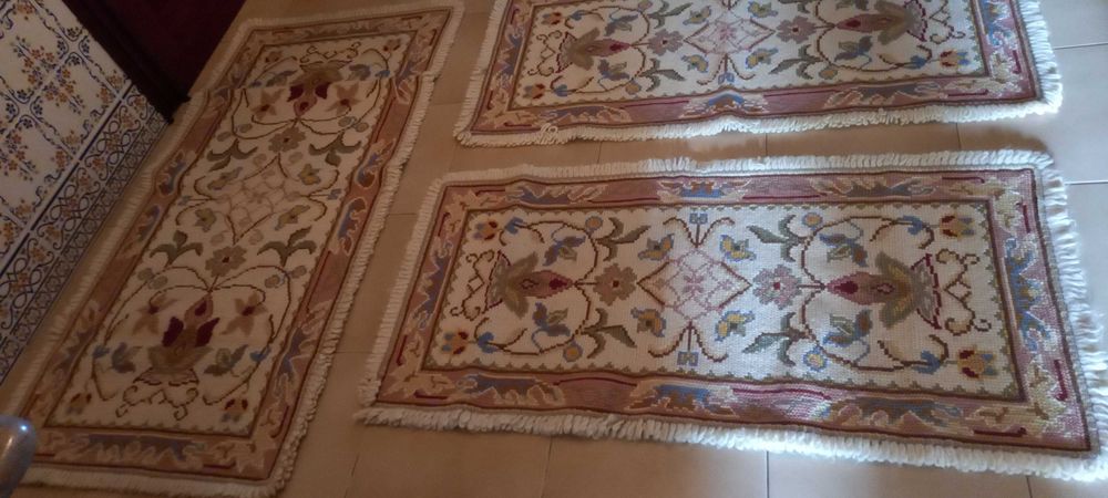 Conjunto de 3 Tapetes de Arraiolos para quarto