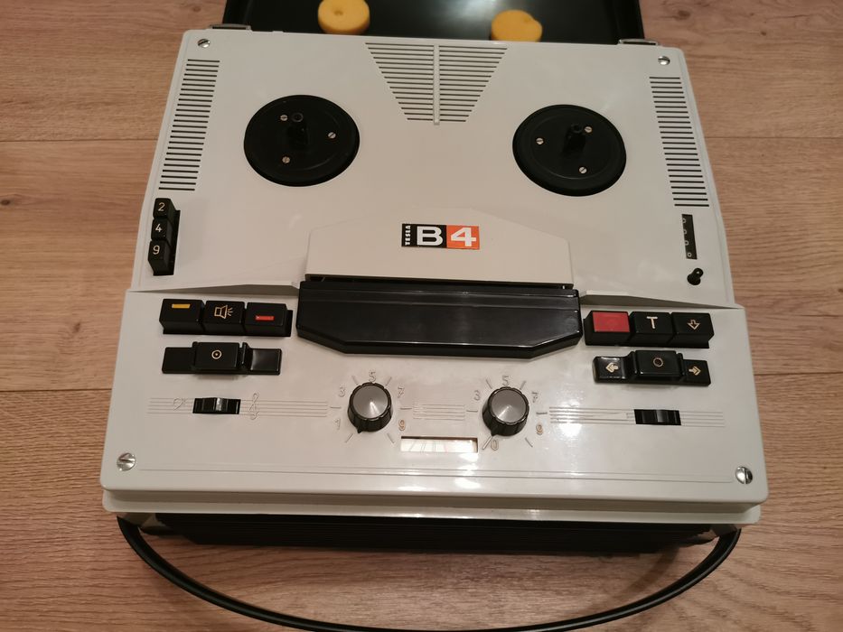 Magnetofon Szpulowy TESLA typ B4 stan bardzo dobry.